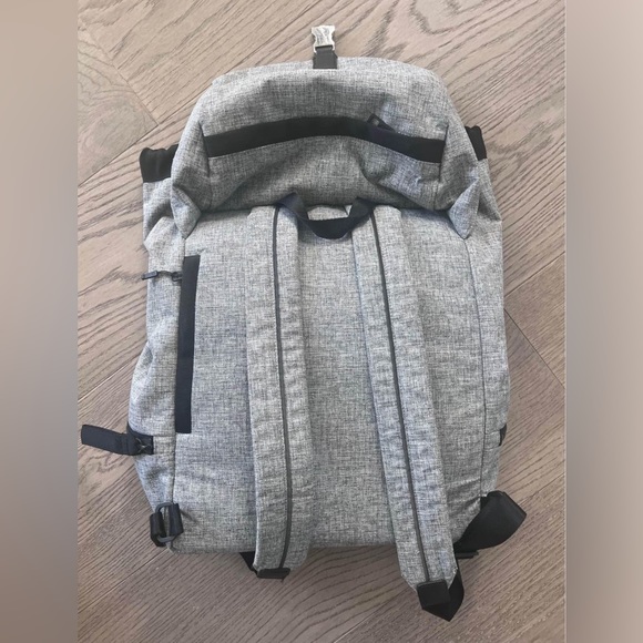 LULULEMON 24L BACKPACK **EXCELLENT CONDITION** - Picture 2 of 12